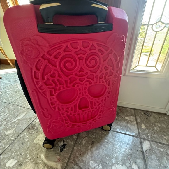 IT LUGGAGE “RED SKULLS”  HARDSIDE CARRY ON ROLLER LUGGAGE NEW - Picture 4 of 12